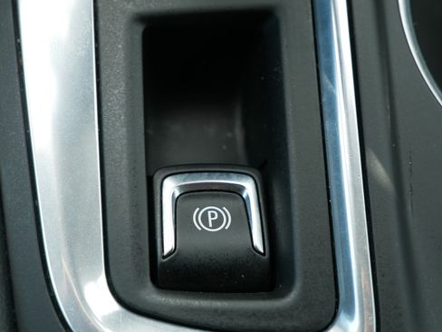 Used 2020 Chevrolet Equinox LT FWD image 32