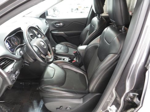 Used 2019 Jeep Cherokee Latitude Plus FWD image 14