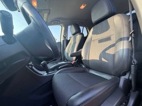 Used 2022 Chevrolet Trax LT w/ LT Convenience Package FWD image 11