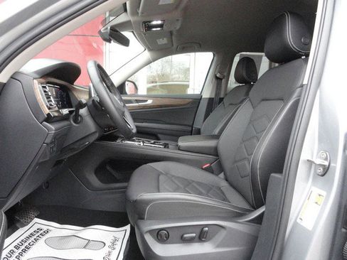 Used 2025 Volkswagen Atlas SE image 11