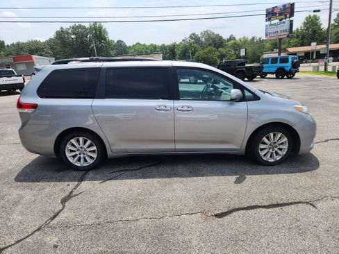 Used 2011 Toyota Sienna Limited w/ Premium Pkg FWD image 5