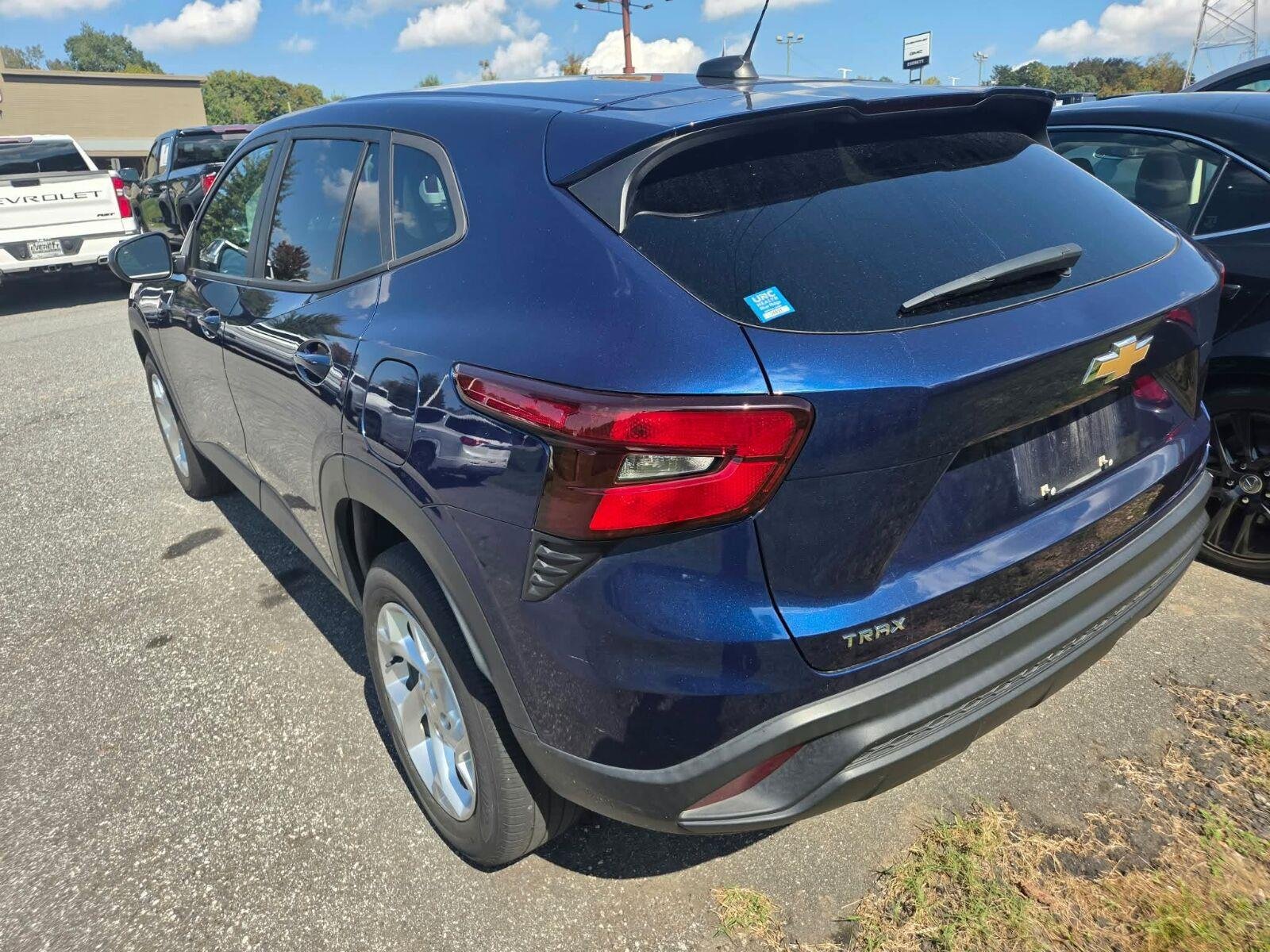 Used 2024 Chevrolet Trax LS w/ LS Convenience Package FWD image 4
