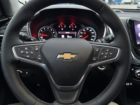Used 2023 Chevrolet Equinox Premier image 18
