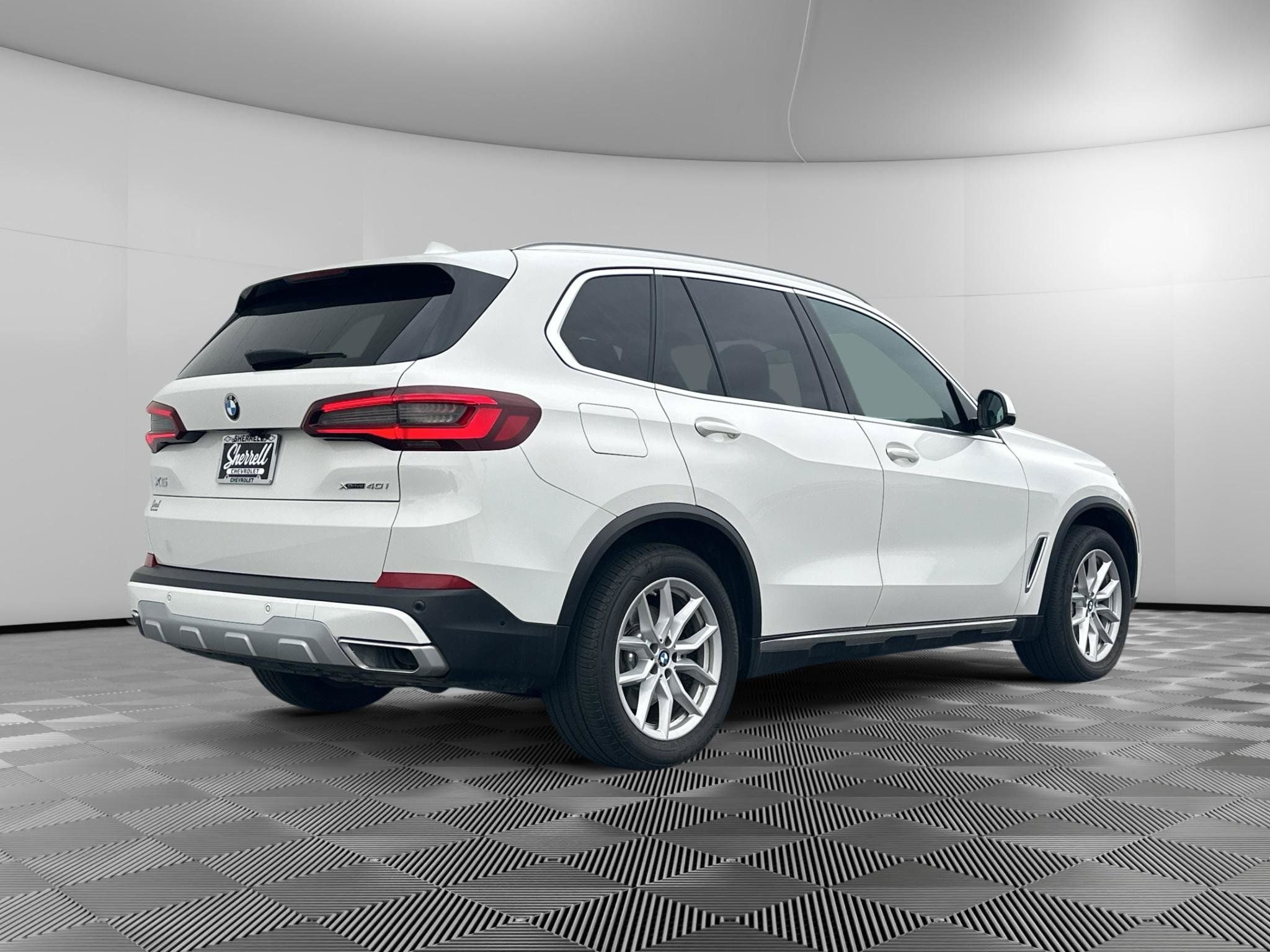 Used 2022 BMW X5 xDrive40i w/ Premium Package AWD/4WD image 4