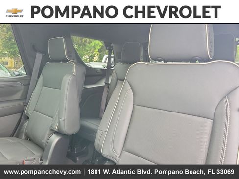 Used 2023 GMC Yukon SLT w/ SLT Premium Package image 16