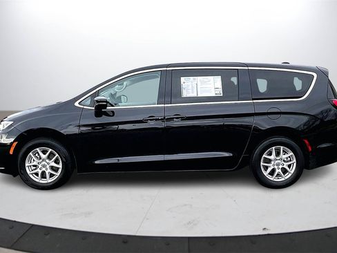 Certified 2024 Chrysler Pacifica Touring-L image 6