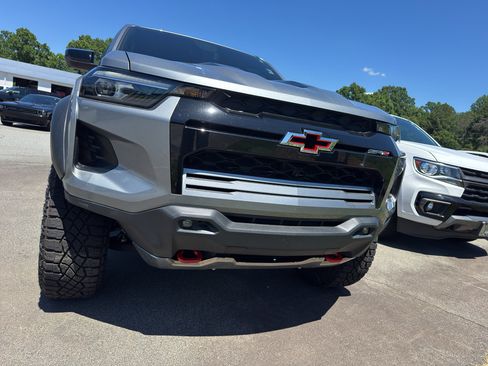 Used 2025 Chevrolet Colorado ZR2 w/ Technology Package AWD/4WD image 2