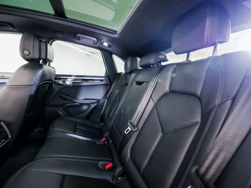 Certified 2025 Porsche Macan AWD/4WD image 24