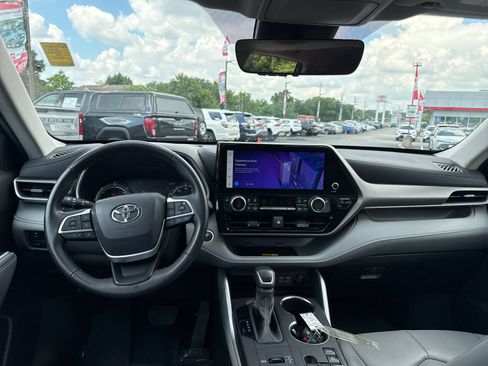 Used 2024 Toyota Highlander XLE AWD/4WD image 13