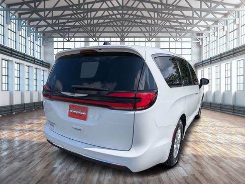 Used 2024 Chrysler Pacifica Touring-L FWD image 4