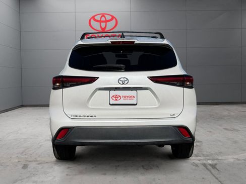 Used 2022 Toyota Highlander LE image 4