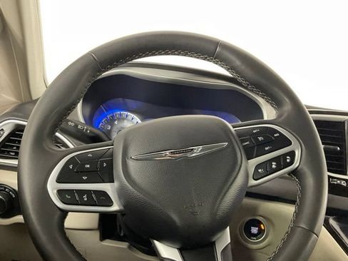 Used 2023 Chrysler Pacifica Touring-L FWD image 22