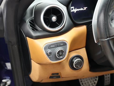 Used 2017 Ferrari California T image 27
