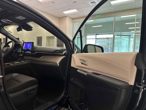 Certified 2025 Toyota Sienna Platinum image 29