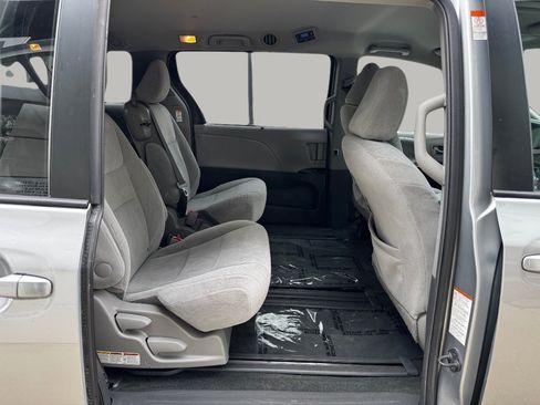 Used 2015 Toyota Sienna LE FWD image 20