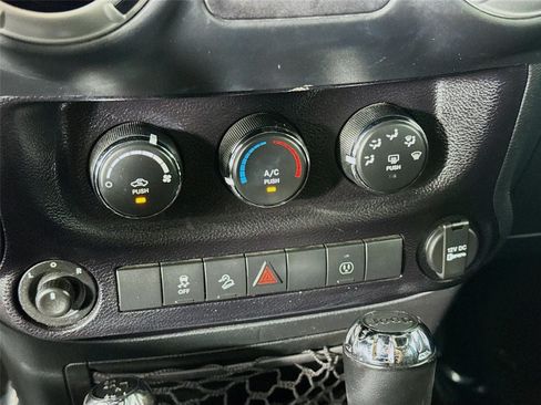 Used 2016 Jeep Wrangler Unlimited Rubicon w/ Connectivity Group AWD/4WD image 15