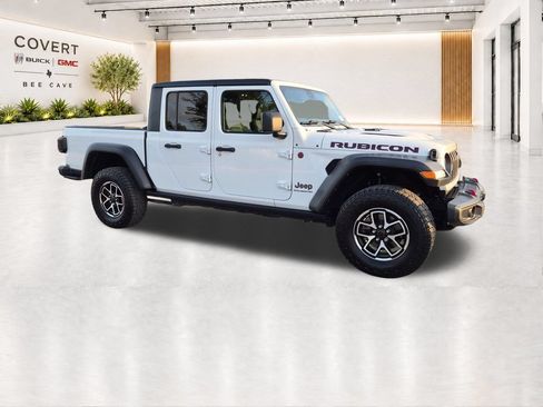 Used 2024 Jeep Gladiator Rubicon w/ Technology Group AWD/4WD image 17