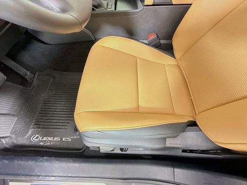 Certified 2025 Lexus ES 300h w/ Premium Package image 19