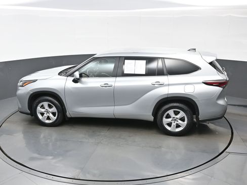 Used 2024 Toyota Highlander LE AWD/4WD image 36