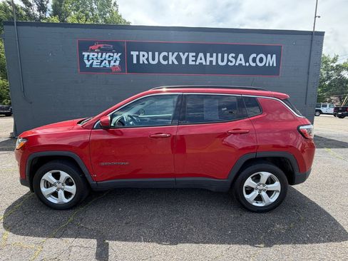 Used 2019 Jeep Compass Latitude w/ Cold Weather Group AWD/4WD image 2