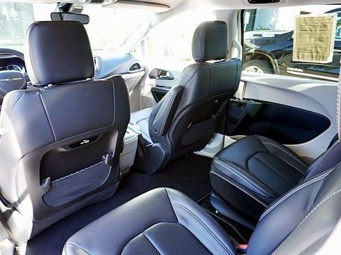Used 2022 Chrysler Pacifica Touring-L FWD image 17