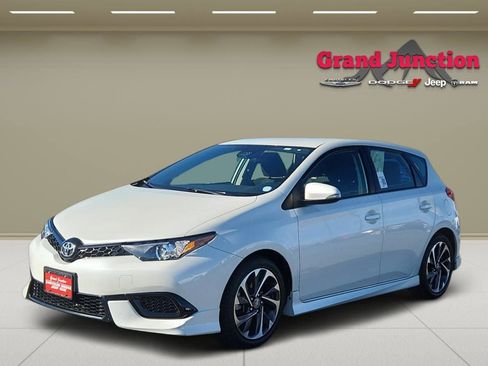 Used 2018 Toyota Corolla iM w/ Carpet Mat Package (TMS) FWD image 3