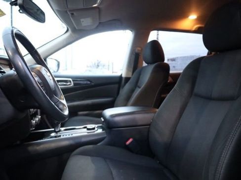 Used 2019 Nissan Pathfinder SV image 16