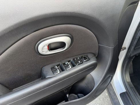 Used 2017 Kia Soul w/ Convenience Package FWD image 11