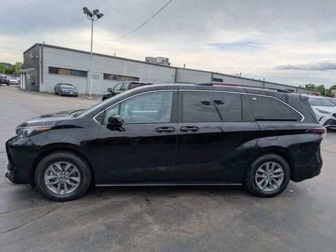 Used 2025 Toyota Sienna LE AWD/4WD image 3