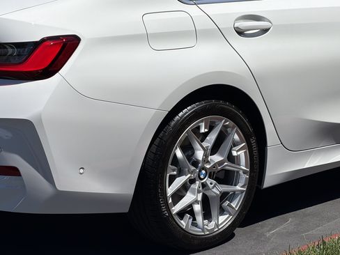 Used 2025 BMW 330i Sedan w/ Premium Package RWD image 13