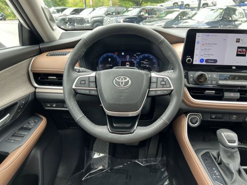 Used 2024 Toyota Grand Highlander AWD image 16