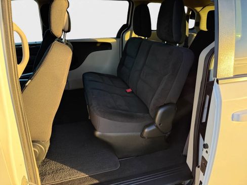 Used 2018 Dodge Grand Caravan SE w/ UConnect Hands-Free Group image 8