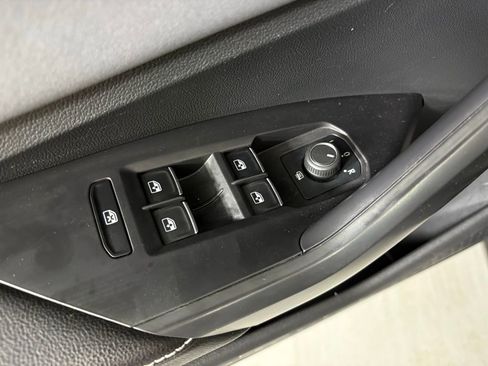 Used 2025 Volkswagen Jetta SE FWD image 18