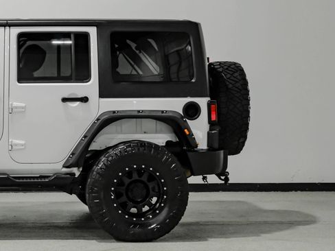 Used 2015 Jeep Wrangler Unlimited Rubicon w/ Connectivity Group AWD/4WD image 11