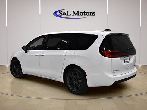 New 2026 Chrysler Pacifica Select AWD/4WD image 4