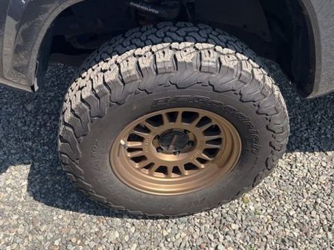 Used 2016 Toyota Tacoma TRD Sport image 5