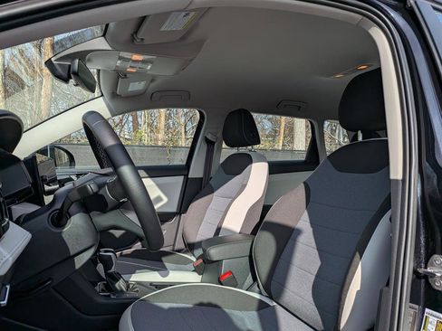 Certified 2025 Volkswagen Taos S image 22