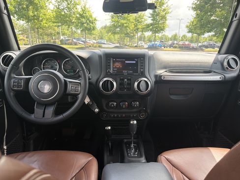 Used 2018 Jeep Wrangler Unlimited Sahara w/ Connectivity Group AWD/4WD image 30