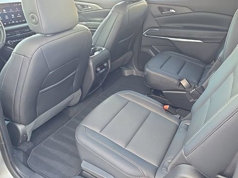 Used 2025 Chevrolet Traverse LT FWD image 29