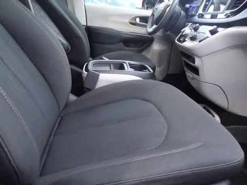 Used 2018 Chrysler Pacifica Touring Plus w/ Tire & Wheel Group FWD image 20