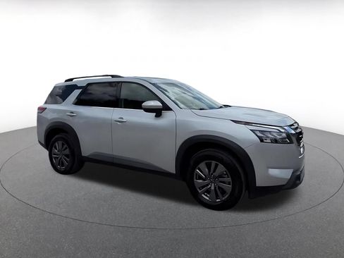 Used 2025 Nissan Pathfinder SV FWD image 2