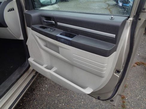 Used 2009 Dodge Grand Caravan SXT image 13