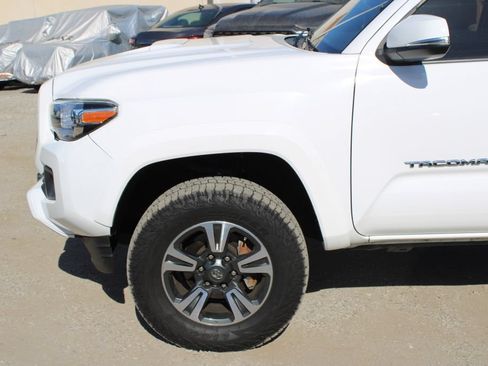 Used 2019 Toyota Tacoma TRD Sport AWD/4WD image 7