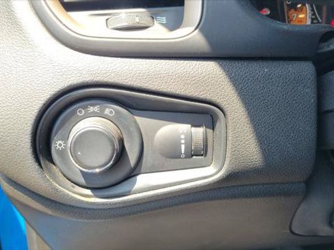 Used 2015 Jeep Renegade Latitude FWD image 19