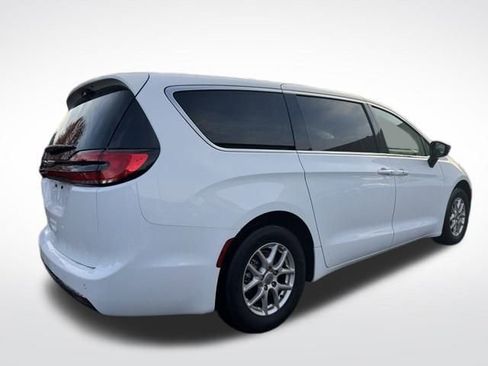 Certified 2024 Chrysler Pacifica Touring-L image 5