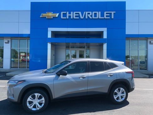 Used 2024 Chevrolet Trax LS FWD image 1