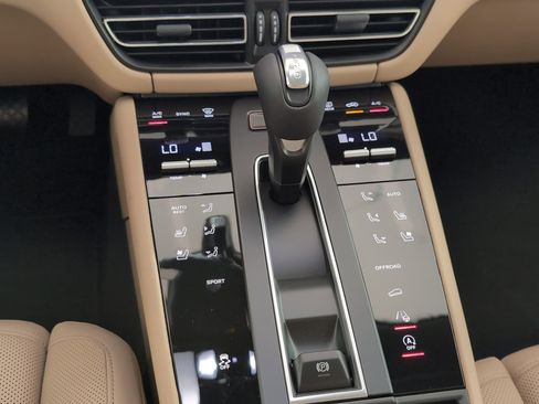 Certified 2025 Porsche Macan image 24