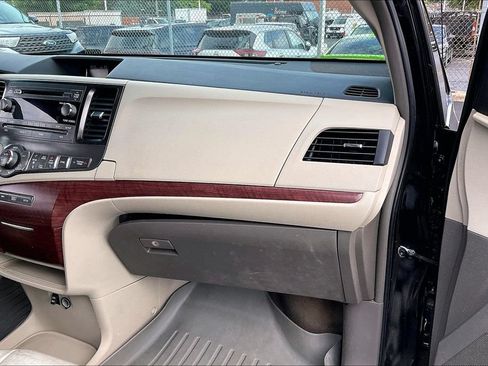 Used 2014 Toyota Sienna XLE FWD image 15