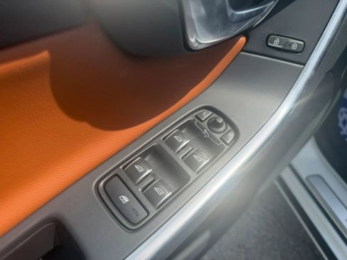 Used 2017 Volvo S60 T5 Inscription image 10