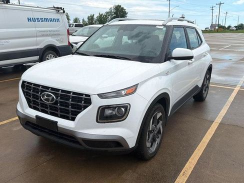 Used 2024 Hyundai Venue SEL FWD image 3